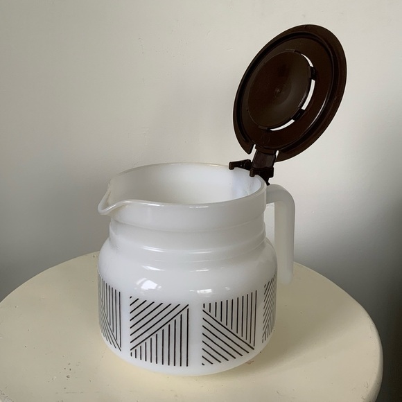 Arc milk glass coffee carafe - vintage - France - 48 fl oz - Picture 7 of 7